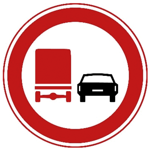 Verbod voor vrachtauto's om motorvoertuigen in te halen.