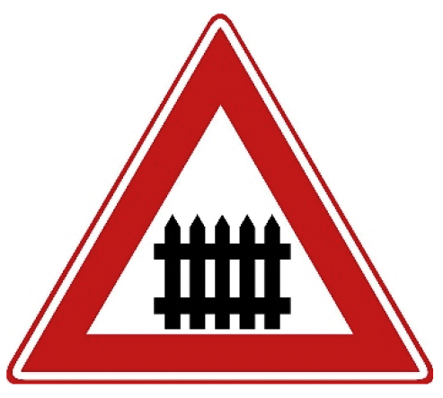 Spoorwegovergang met slagbomen.