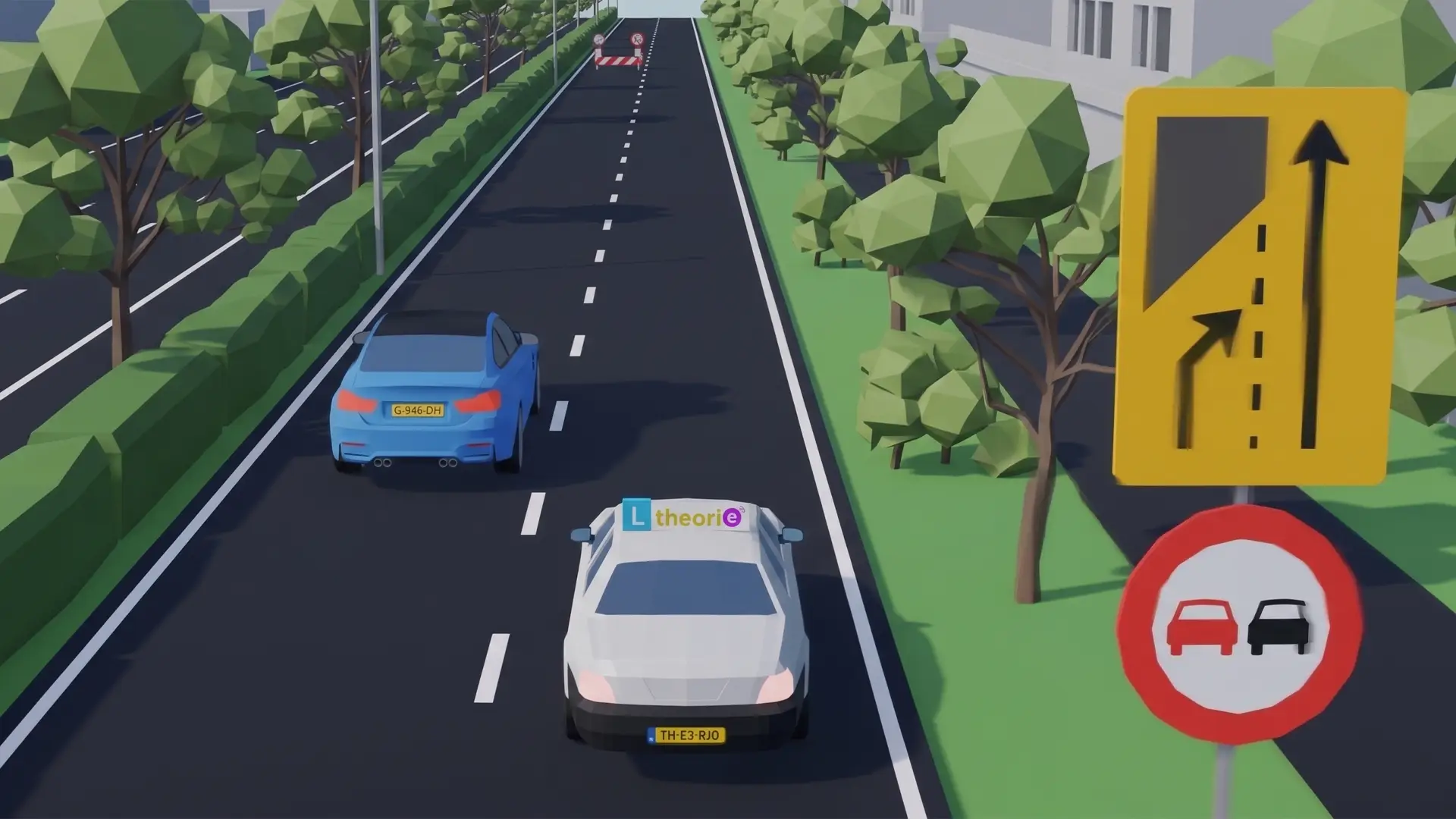 Geel bord langs de weg dat aangeeft dat de linkerrijstrook ophoudt, met een blauwe auto die naar rechts moet