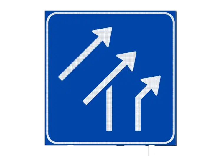 Rijstrookbord met drie pijlen dezelfde kant op, waarvan de middelste op een schuine T lijkt