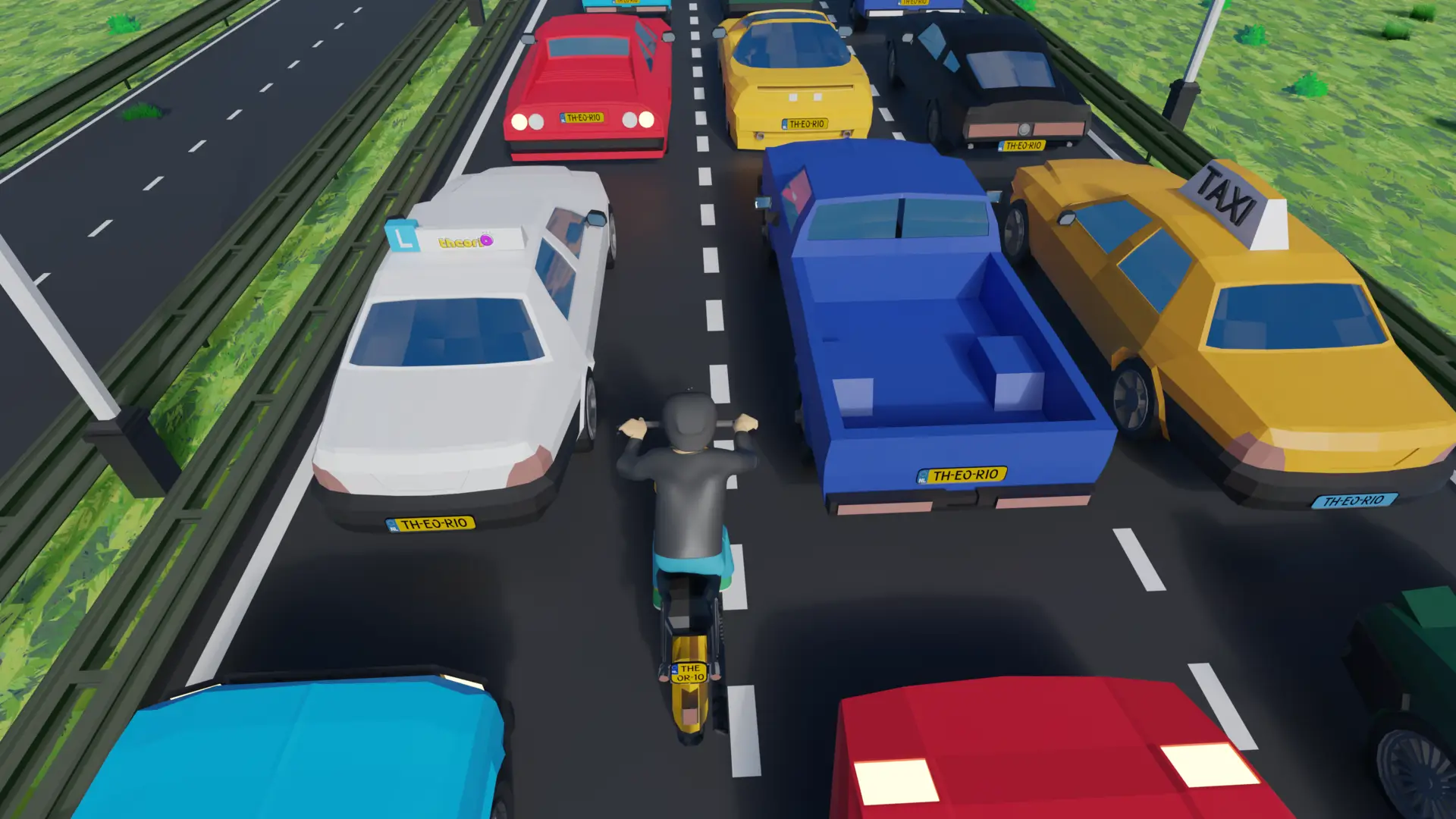 Motorrijder die tussen twee rijen auto's door de file rijdt terwijl de auto's naar de buitenkant van hun strook zijn opgeschoven